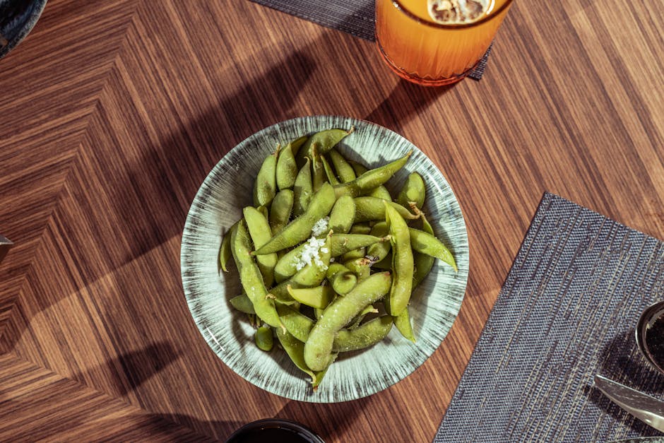 プランターで育つ枝豆の株
